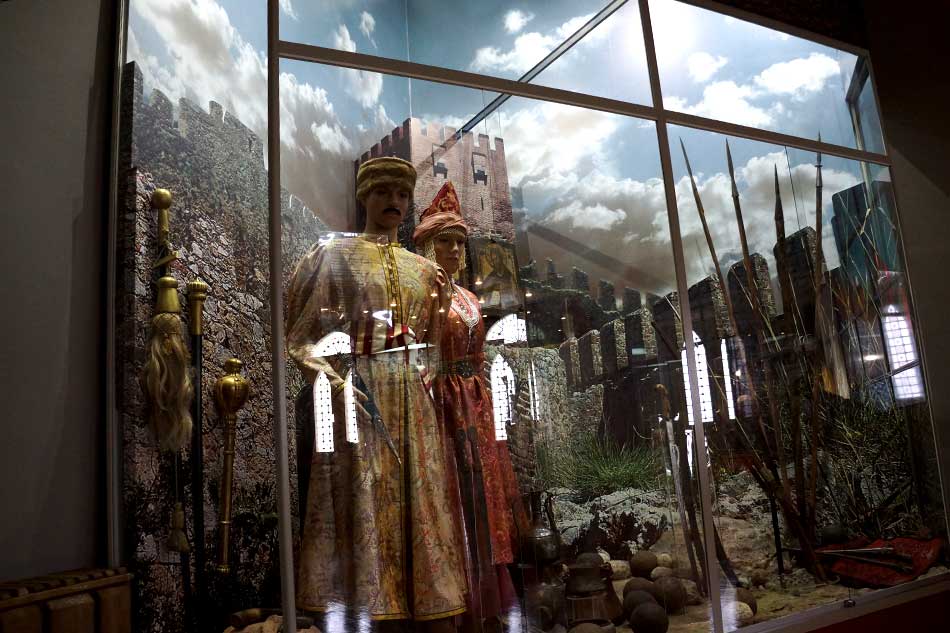 Азовское осадное сидение, витрина с реконструкциями костюмов азовских казаков 17в.