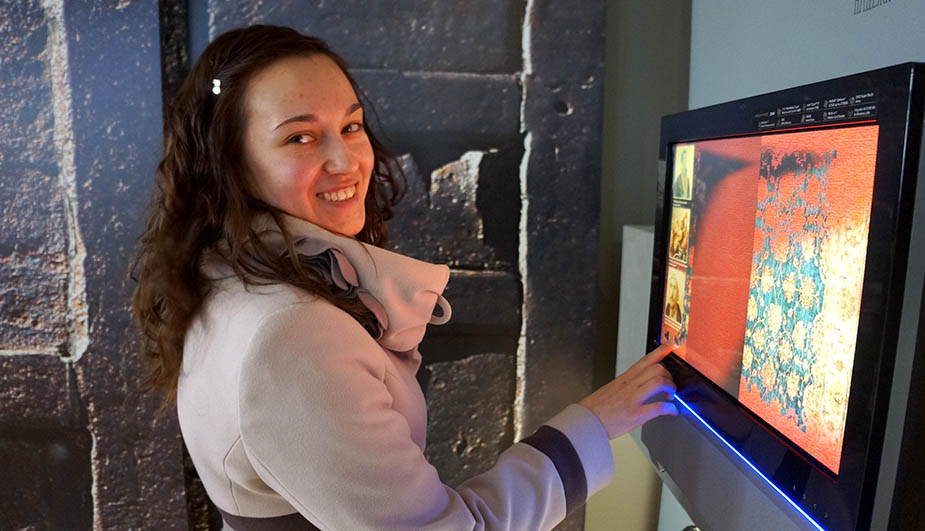 электронная книга на экране сенсорного киоска